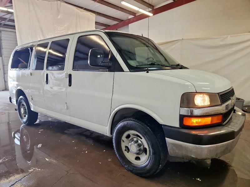 1GAZGYFG6B1187921 - 2011 CHEVROLET EXPRESS G3 LT WHITE photo 4