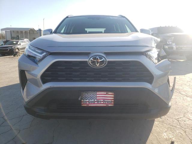 2T3P1RFV5NW319822 - 2022 TOYOTA RAV4 XLE SILVER photo 5