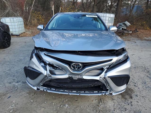 4T1G11AK4RU843055 - 2024 TOYOTA CAMRY SE NIGHT SHADE SILVER photo 5