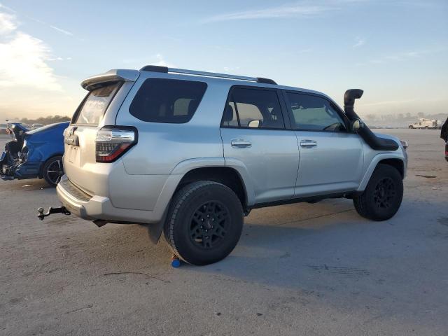 JTEBU5JR7F5224039 - 2015 TOYOTA 4RUNNER SR5/SR5 PREMIUM Argent photo 3