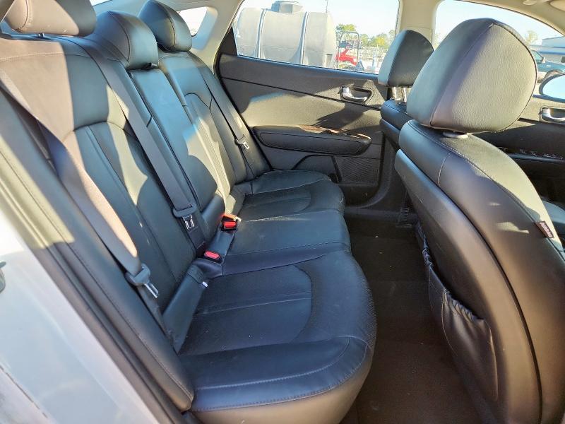 5XXGU4L32GG099154 - 2016 KIA OPTIMA EX WHITE photo 10