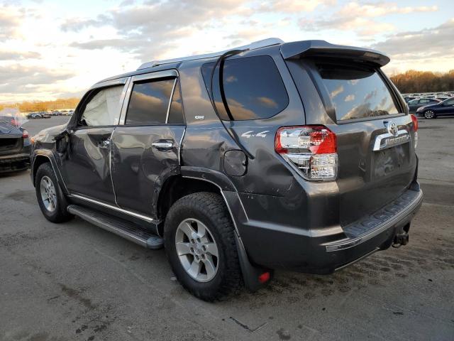 JTEBU5JR1A5021673 - 2010 TOYOTA 4RUNNER SR5 ნაცრისფერი ფოტო 2