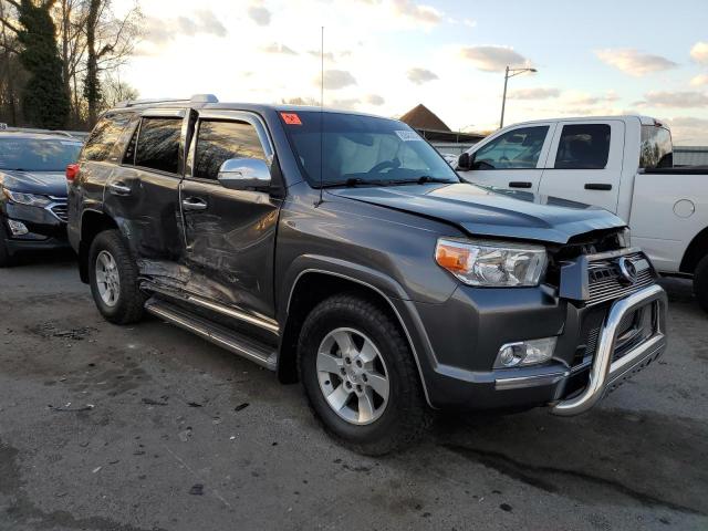 JTEBU5JR1A5021673 - 2010 TOYOTA 4RUNNER SR5 ნაცრისფერი ფოტო 4