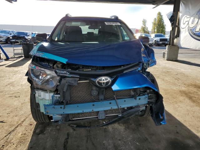 JTMZFREV1JJ728680 - 2018 TOYOTA RAV4 LE BLUE photo 5