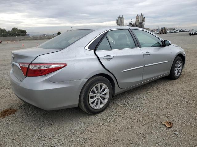 4T1BF1FK8HU646540 - 2017 TOYOTA CAMRY LE ვერცხლისფერი ფოტო 3