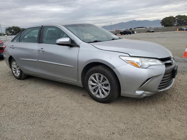 4T1BF1FK8HU646540 - 2017 TOYOTA CAMRY LE ვერცხლისფერი ფოტო 4