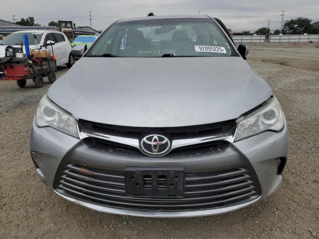 4T1BF1FK8HU646540 - 2017 TOYOTA CAMRY LE ვერცხლისფერი ფოტო 5