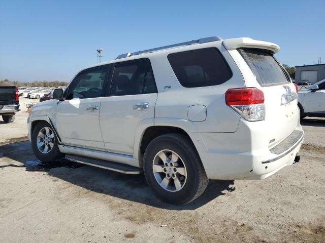 JTEZU5JR3C5036290 - 2012 TOYOTA 4RUNNER SR5 WHITE photo 2