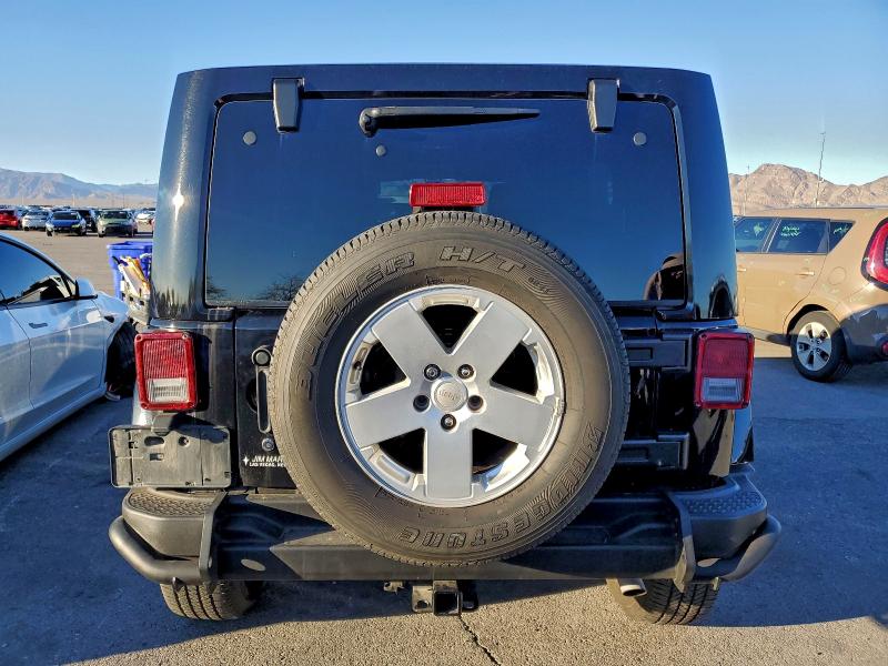 1C4BJWEG6HL650377 - 2017 JEEP WRANGLER U SAHARA 黑色 照片 6