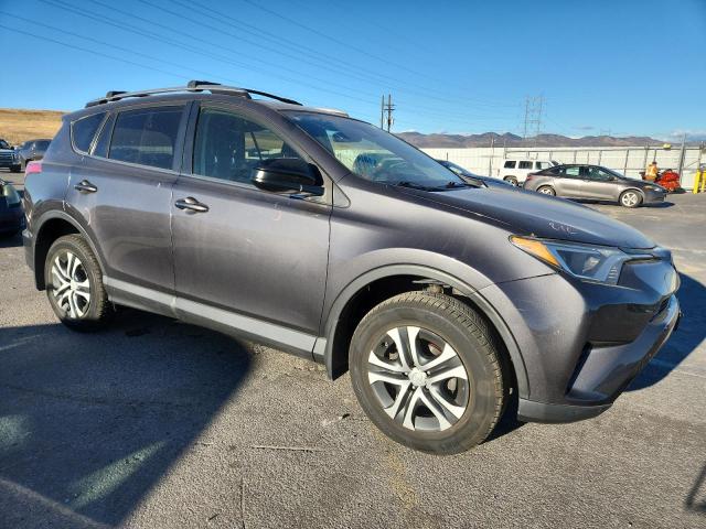 JTMBFREV9JJ252423 - 2018 TOYOTA RAV4 LE Grau Foto 4