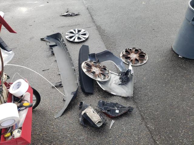 JTDKARFP3J3088153 - 2018 TOYOTA PRIUS PRIM ვერცხლისფერი ფოტო 12