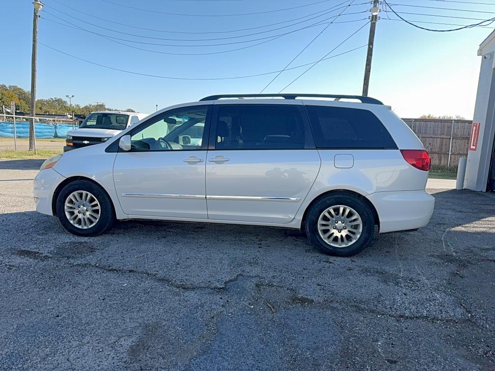 5TDZK22CX8S222994 - 2008 TOYOTA SIENNA XLE WHITE photo 11