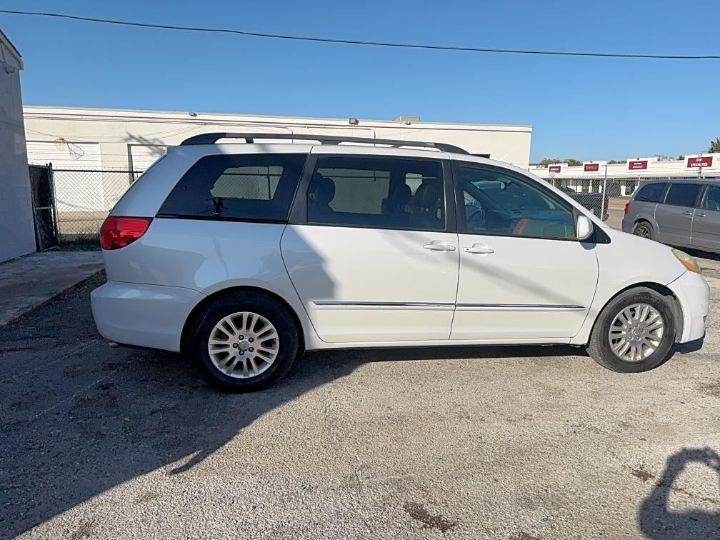 5TDZK22CX8S222994 - 2008 TOYOTA SIENNA XLE WHITE photo 12