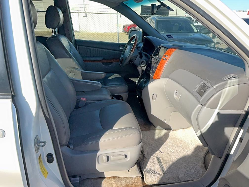 5TDZK22CX8S222994 - 2008 TOYOTA SIENNA XLE WHITE photo 5