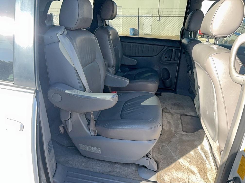 5TDZK22CX8S222994 - 2008 TOYOTA SIENNA XLE WHITE photo 6