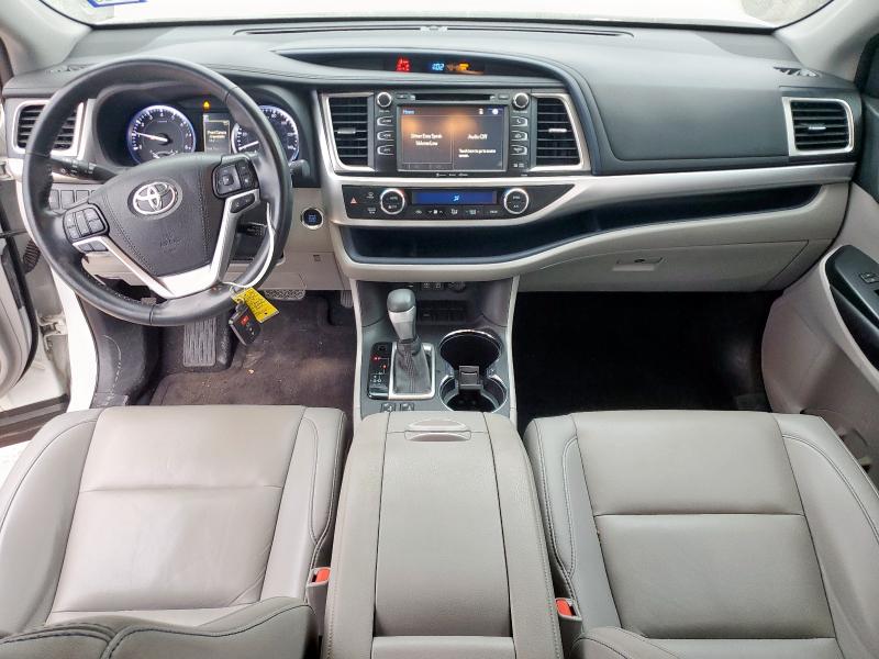 5TDKZRFH6KS552229 - 2019 TOYOTA HIGHLANDER SE Weiß Foto 8