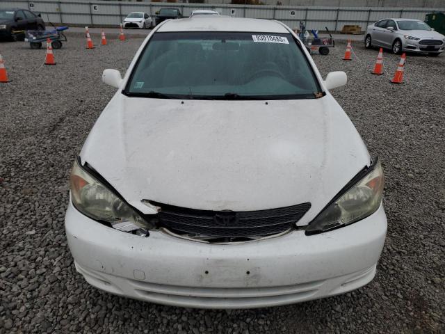 JTDBE32K220136952 - 2002 TOYOTA CAMRY LE WHITE photo 5