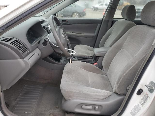 JTDBE32K220136952 - 2002 TOYOTA CAMRY LE WHITE photo 7