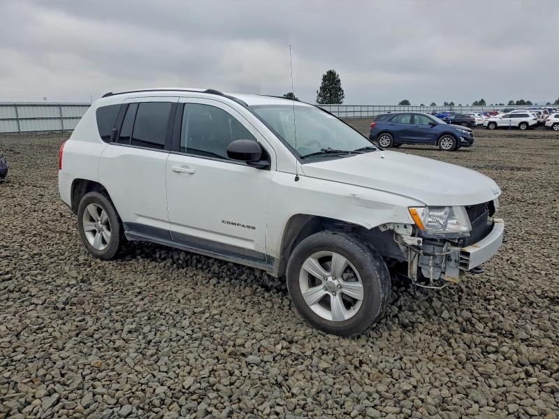1J4NF1FB2BD164410 - 2011 JEEP COMPASS SPORT Weiß Foto 4