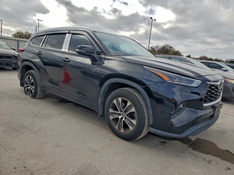 5TDGZRBH7MS528486 - 2021 TOYOTA HIGHLANDER XLE Schwarz Foto 4