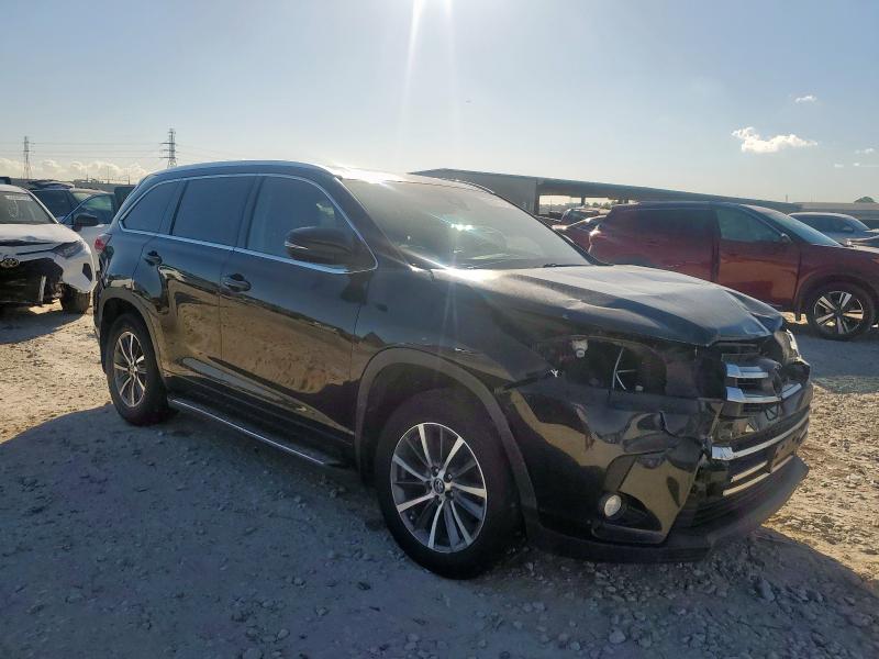 5TDJZRFH0JS882572 - 2018 TOYOTA HIGHLANDER SE Սև լուսանկար 4