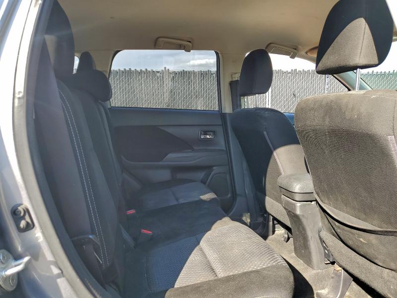 JA4AD2A39HZ014946 - 2017 MITSUBISHI OUTLANDER ES SILVER photo 11