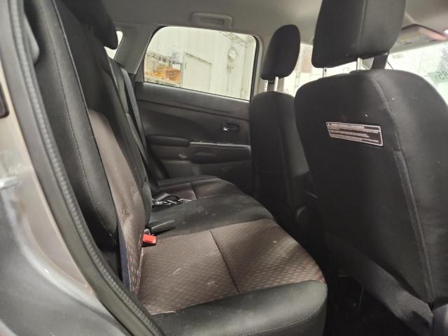 JA4AR3AU6JU005298 - 2018 MITSUBISHI OUTLANDER ES GRAY photo 11