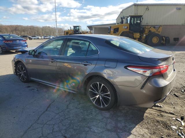 4T1B11HK6JU532246 - 2018 TOYOTA CAMRY L GRAY photo 2