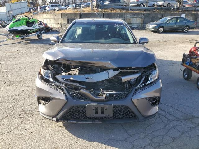 4T1B11HK6JU532246 - 2018 TOYOTA CAMRY L GRAY photo 5