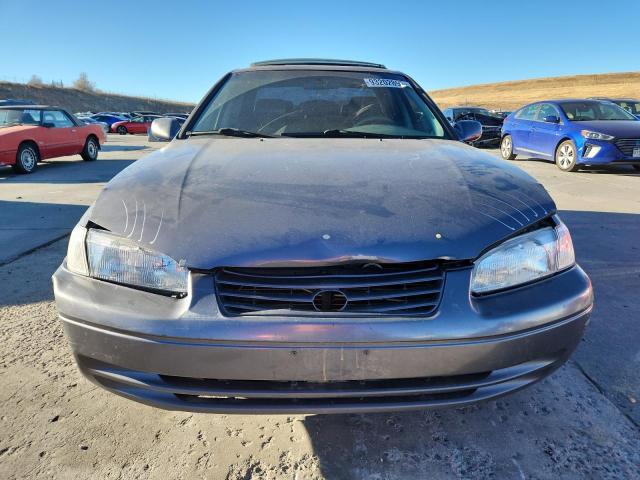 JT2BF28K9W0119059 - 1998 TOYOTA CAMRY LE ნაცრისფერი ფოტო 5