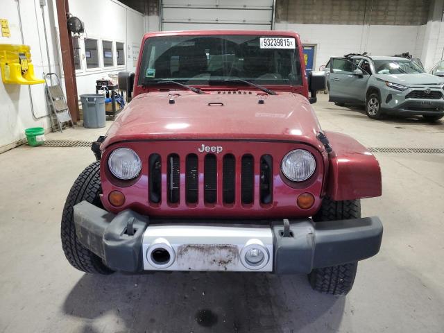 1C4BJWEG9CL207214 - 2012 JEEP WRANGLER U SAHARA ბურგუნდია ფოტო 5