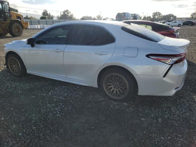4T1BZ1HK6JU007986 - 2018 TOYOTA CAMRY XSE WHITE photo 2