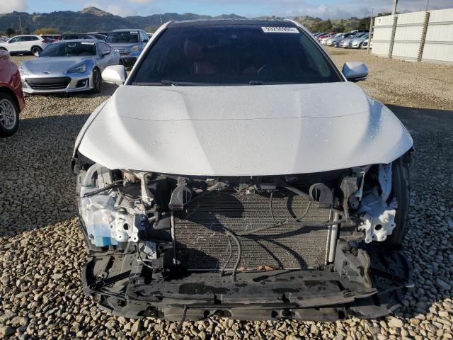 4T1BZ1HK6JU007986 - 2018 TOYOTA CAMRY XSE WHITE photo 5