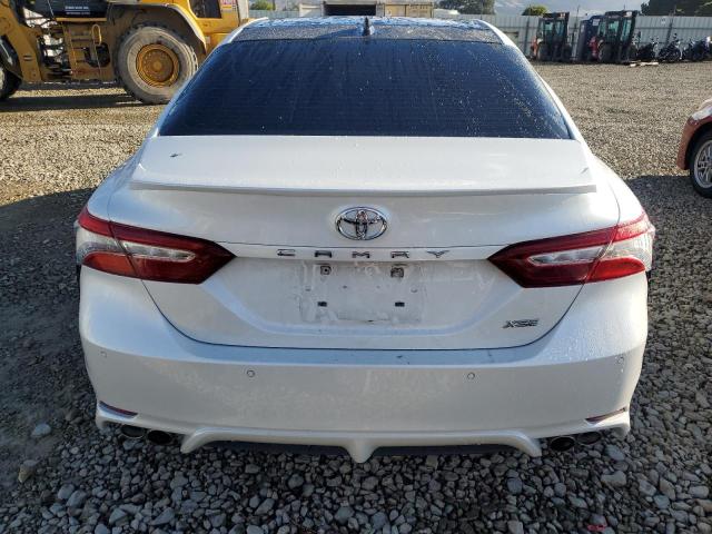 4T1BZ1HK6JU007986 - 2018 TOYOTA CAMRY XSE WHITE photo 6