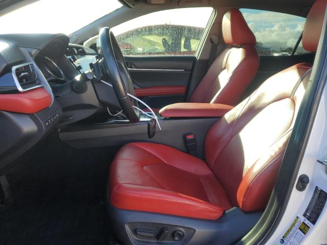 4T1BZ1HK6JU007986 - 2018 TOYOTA CAMRY XSE WHITE photo 7