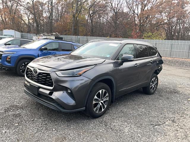 5TDGZRBHXNS192494 - 2022 TOYOTA HIGHLANDER XLE GRAY photo 2