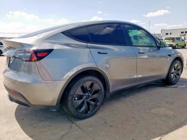 7SAYGDEE8RA299343 - 2024 TESLA MODEL Y 银色 照片 3