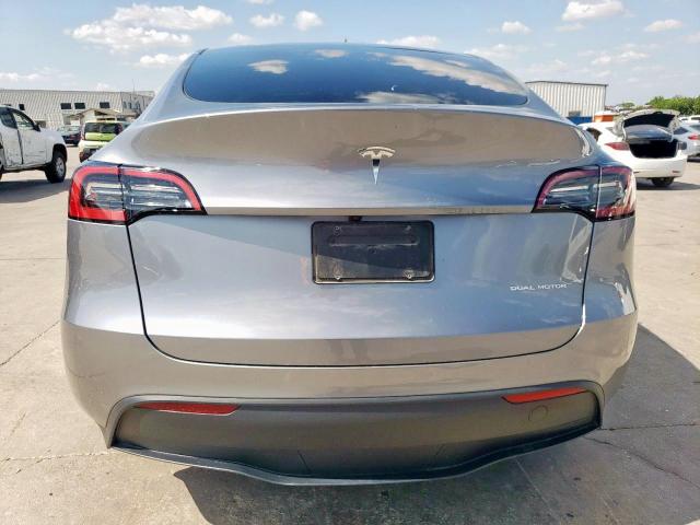7SAYGDEE8RA299343 - 2024 TESLA MODEL Y 银色 照片 6
