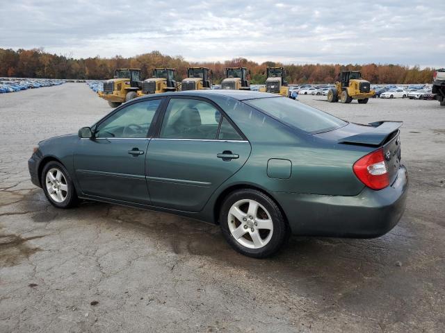 4T1BF30K52U539571 - 2002 TOYOTA CAMRY LE GREEN photo 2