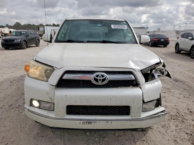 JTEBU5JR0A5019736 - 2010 TOYOTA 4RUNNER SR5 Weiß Foto 5