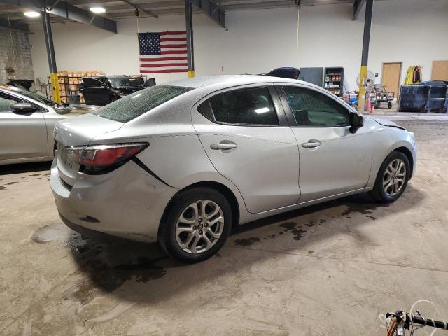 3MYDLBYV4JY327093 - 2018 TOYOTA YARIS IA SILVER photo 3