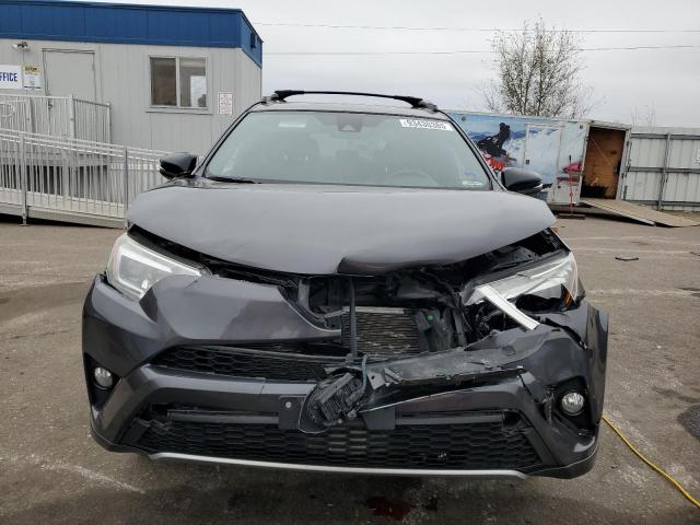 JTMJFREV3HJ161721 - 2017 TOYOTA RAV4 SE ნაცრისფერი ფოტო 5
