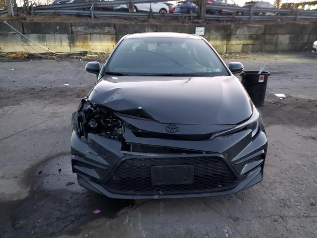 5YFS4MCE5PP162721 - 2023 TOYOTA COROLLA SE Schwarz Foto 5