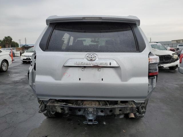 JTEBU5JR8J5554264 - 2018 TOYOTA 4RUNNER SR5/SR5 PREMIUM Silber Foto 6