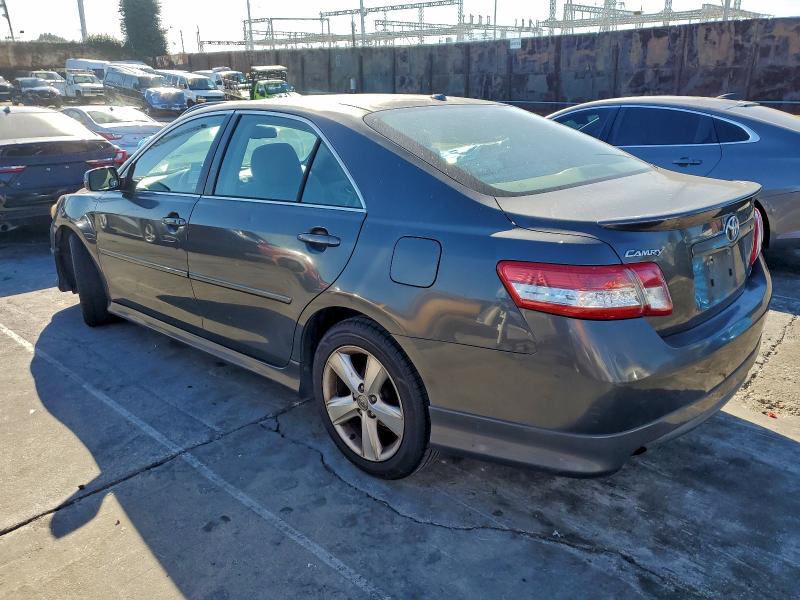 4T1BF3EK2BU614509 - 2011 TOYOTA CAMRY BASE GRAY photo 2