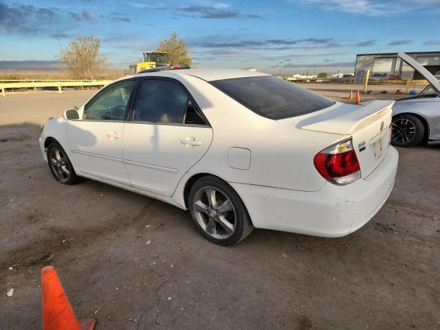 4T1BA30K55U078570 - 2005 TOYOTA CAMRY SE WHITE photo 2
