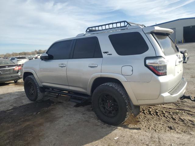 JTEZU5JR9J5171688 - 2018 TOYOTA 4RUNNER SR5 SILVER photo 2