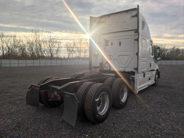 3AKJHHDR3JSJW4280 - 2018 FREIGHTLINER CASCADIA 1 Beyaz fotoğraf 4