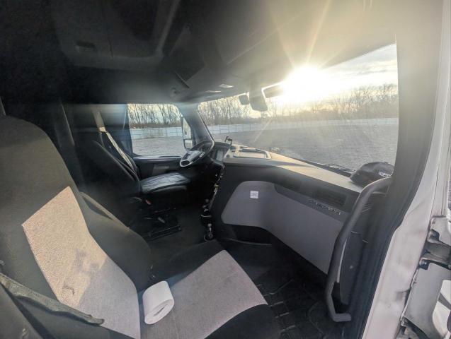 3AKJHHDR3JSJW4280 - 2018 FREIGHTLINER CASCADIA 1 Beyaz fotoğraf 5