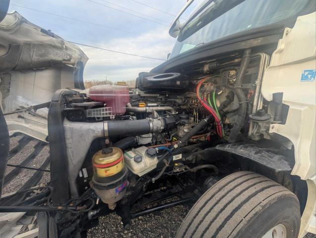 3AKJHHDR3JSJW4280 - 2018 FREIGHTLINER CASCADIA 1 Beyaz fotoğraf 7